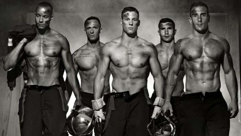 Французские пожарные выпустили самый горячий календарь 2016 года