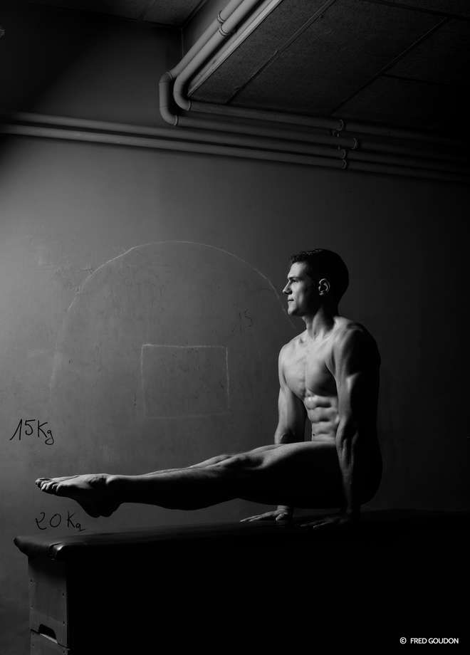 Французские пожарные выпустили самый горячий календарь 2016 года