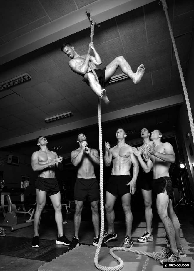 Французские пожарные выпустили самый горячий календарь 2016 года