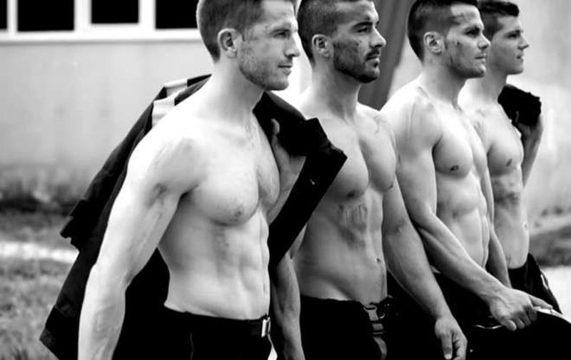 Французские пожарные выпустили самый горячий календарь 2016 года