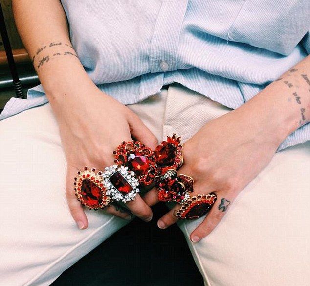 Менструальная бижутерия от молодой феминистки