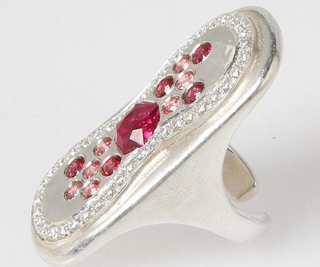 Менструальная бижутерия от молодой феминистки