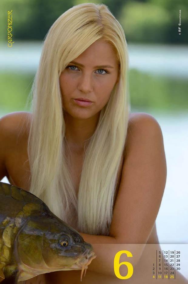 Поклонникам рыбалки: эротический календарь на 2017 год с карпами и обнаженными моделями