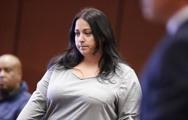 От американской учительницы, спавшей с учениками, требуют миллион долларов