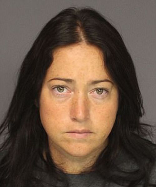 От американской учительницы, спавшей с учениками, требуют миллион долларов