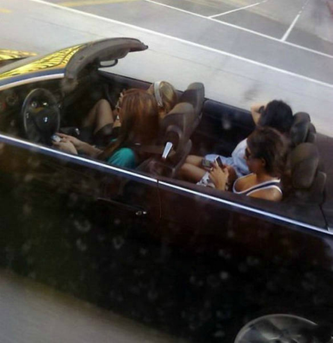 Сила зависимости от гаджетов в фотографиях Сила зависимости от гаджетов в фотографиях