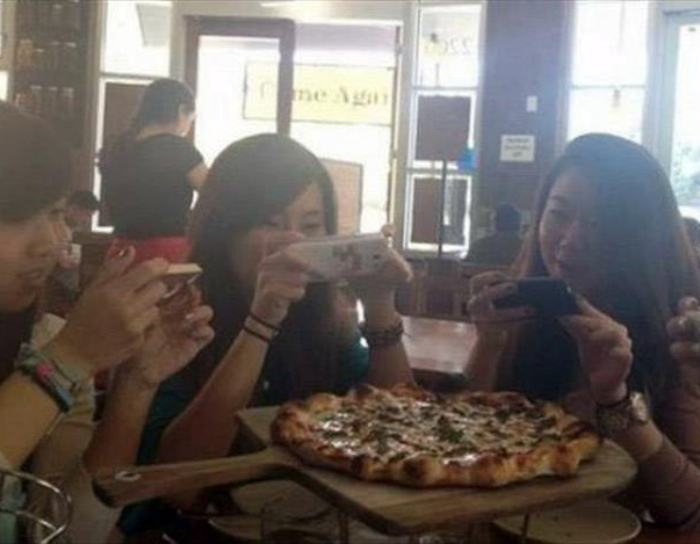 Сила зависимости от гаджетов в фотографиях Сила зависимости от гаджетов в фотографиях