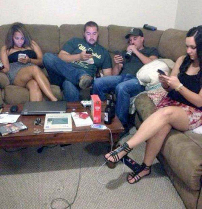 Сила зависимости от гаджетов в фотографиях Сила зависимости от гаджетов в фотографиях