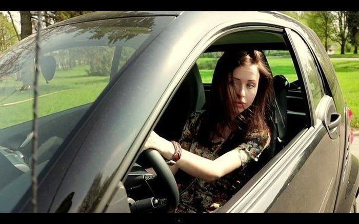 Пятничные девушки в автомобилях (92 фото)