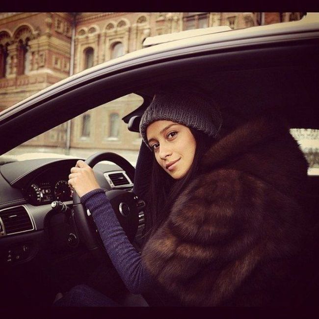 Пятничные девушки в автомобилях (92 фото)