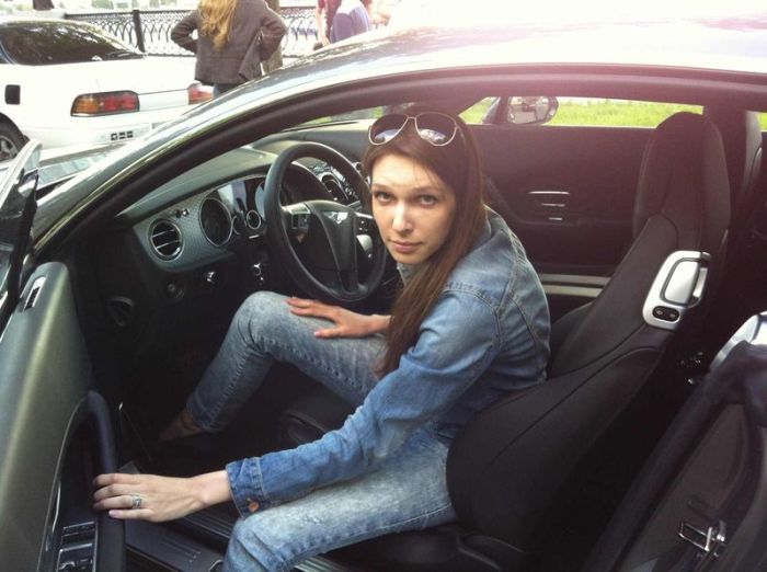 Пятничные девушки в автомобилях (92 фото)