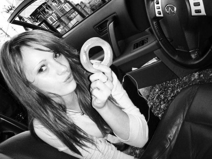 Пятничные девушки в автомобилях (92 фото)
