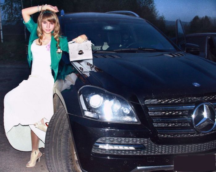 Пятничные девушки в автомобилях (92 фото)