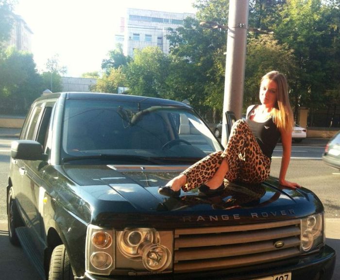 Пятничные девушки в автомобилях (92 фото)