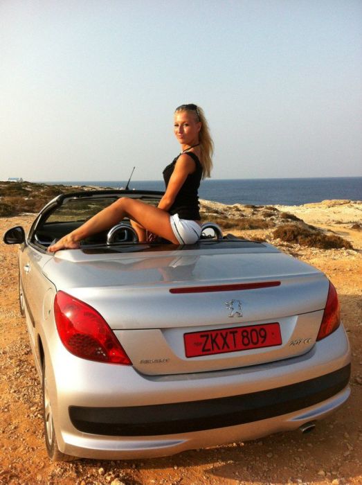 Пятничные девушки в автомобилях (92 фото)