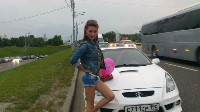 Пятничные девушки в автомобилях (92 фото)