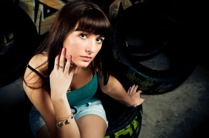 Пятничные девушки в автомобилях (92 фото)