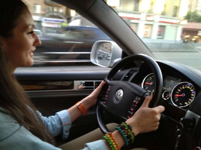 Пятничные девушки в автомобилях (92 фото)