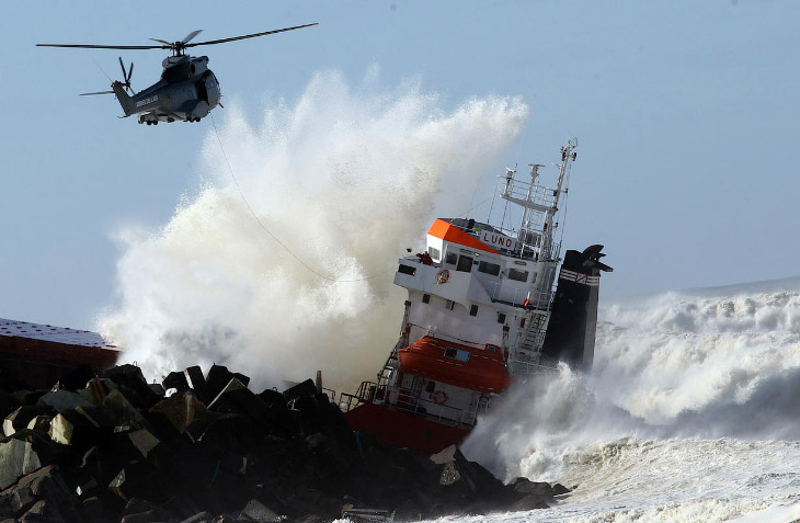 Испанский сухогруз разломился надвое у берегов Франции