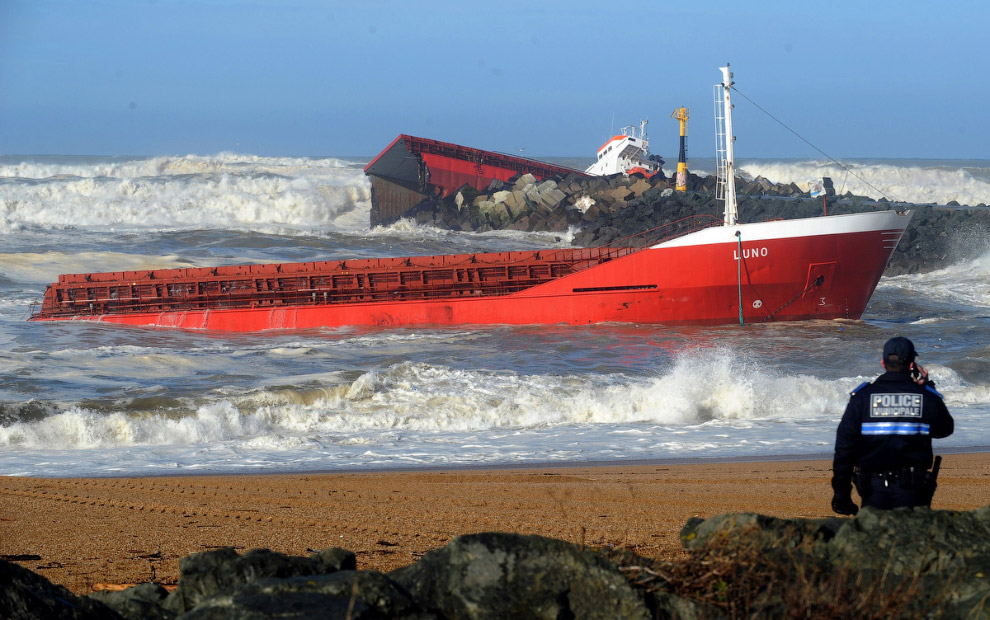 Испанский сухогруз разломился надвое у берегов Франции