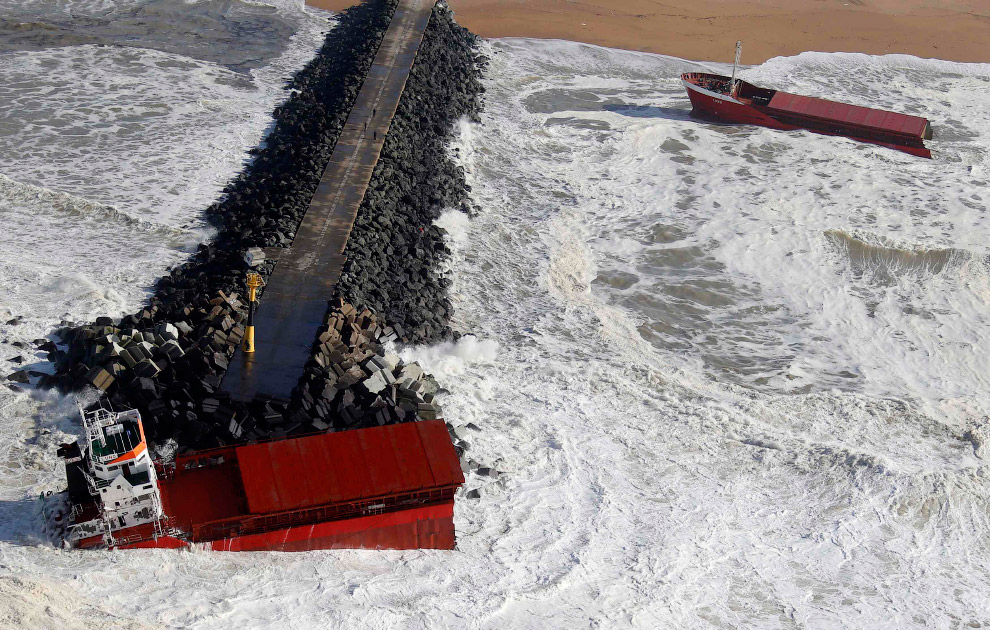 Испанский сухогруз разломился надвое у берегов Франции