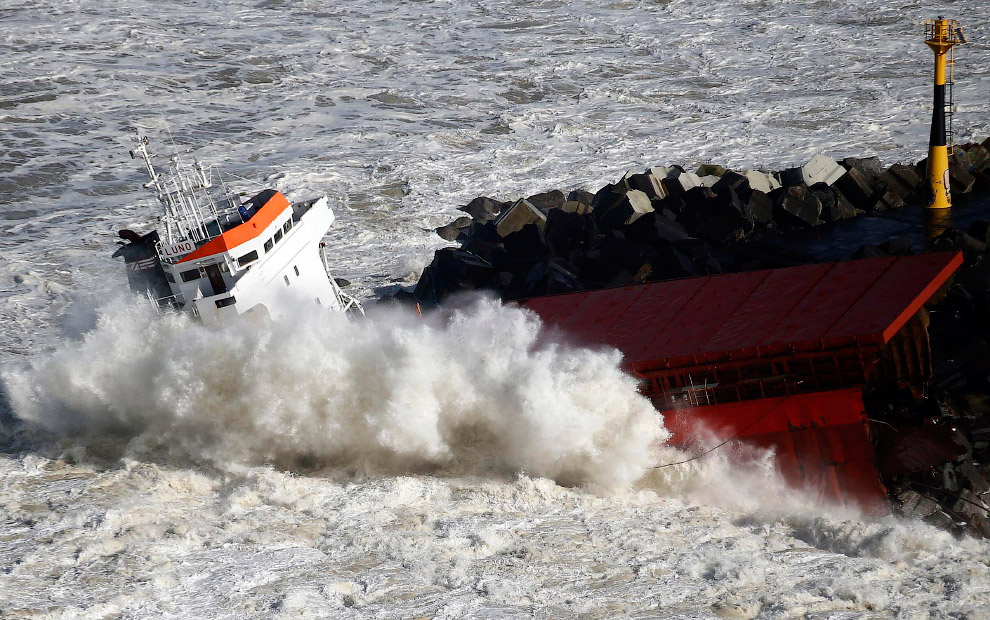 Испанский сухогруз разломился надвое у берегов Франции