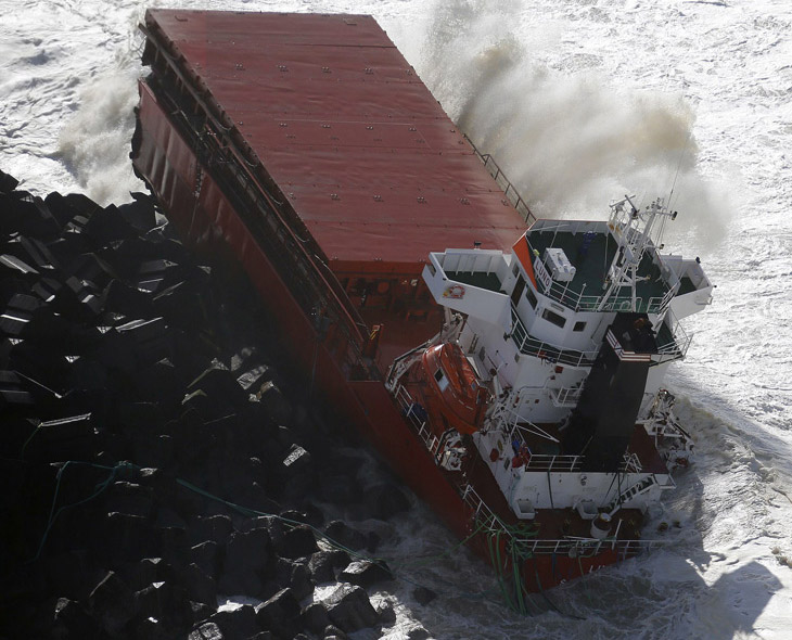Испанский сухогруз разломился надвое у берегов Франции