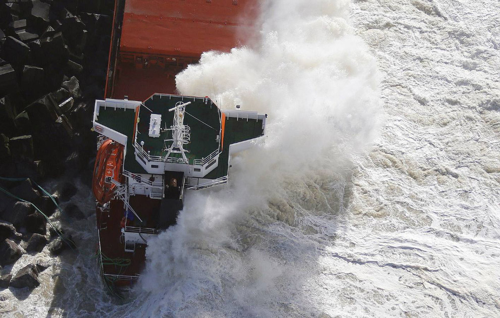 Испанский сухогруз разломился надвое у берегов Франции