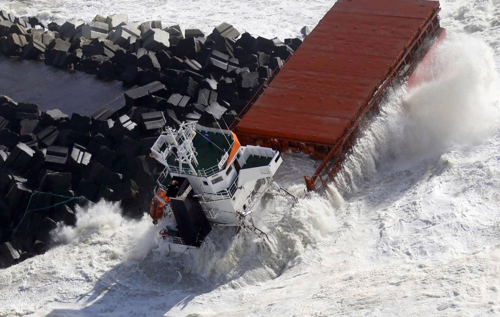 Испанский сухогруз разломился надвое у берегов Франции