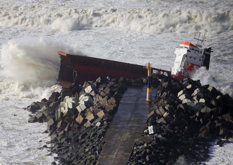 Испанский сухогруз разломился надвое у берегов Франции