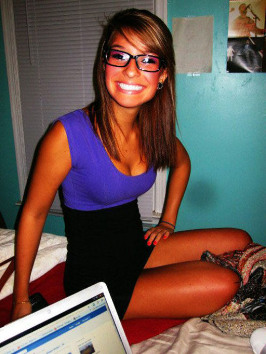 Девушки в обтягивающих платьях (53 фото)