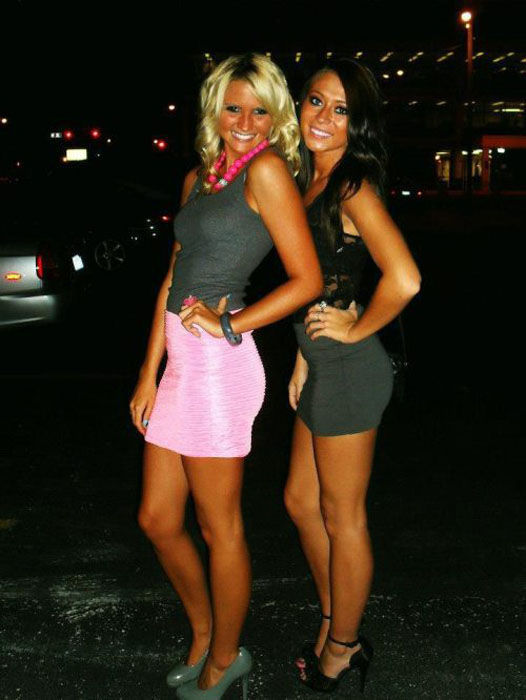 Девушки в обтягивающих платьях (53 фото)