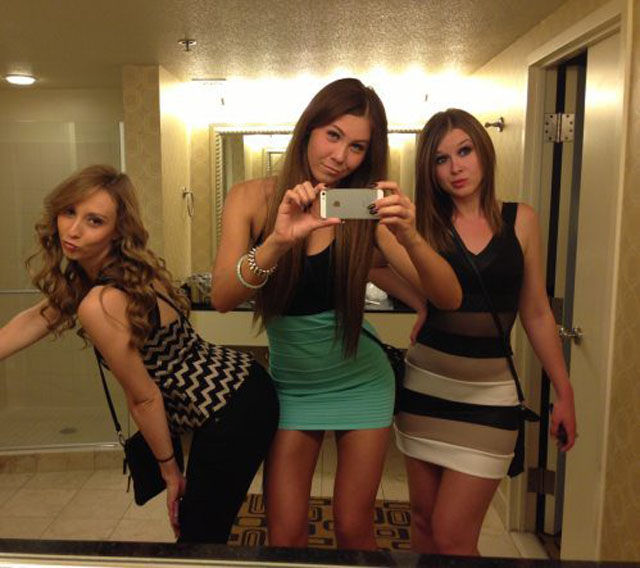 Девушки в обтягивающих платьях (53 фото)