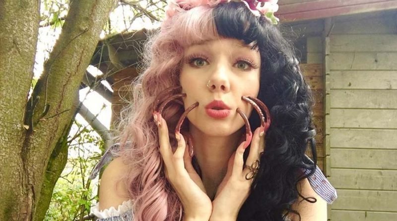 16-летняя студентка Симона Тейлор уже четыре года не стрижет ногти 16-летняя студентка Симона Тейлор уже четыре года не стрижет ногти