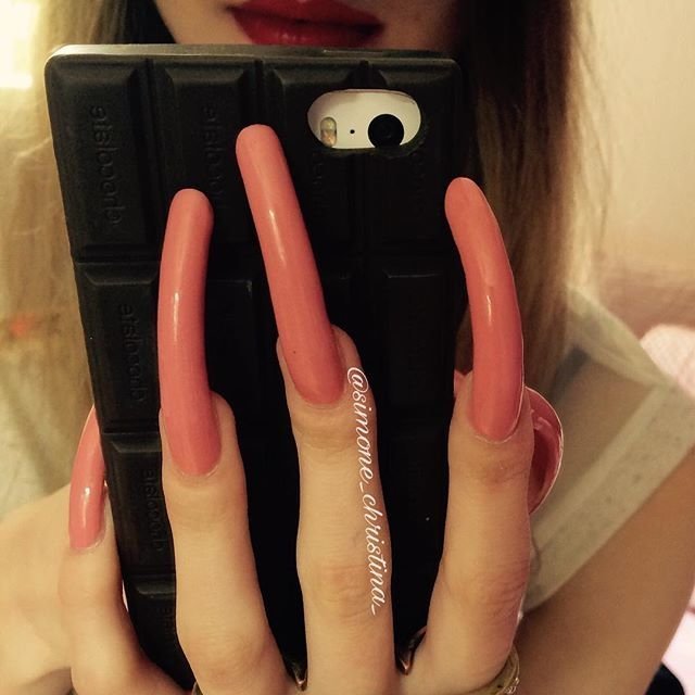 16-летняя студентка Симона Тейлор уже четыре года не стрижет ногти 16-летняя студентка Симона Тейлор уже четыре года не стрижет ногти