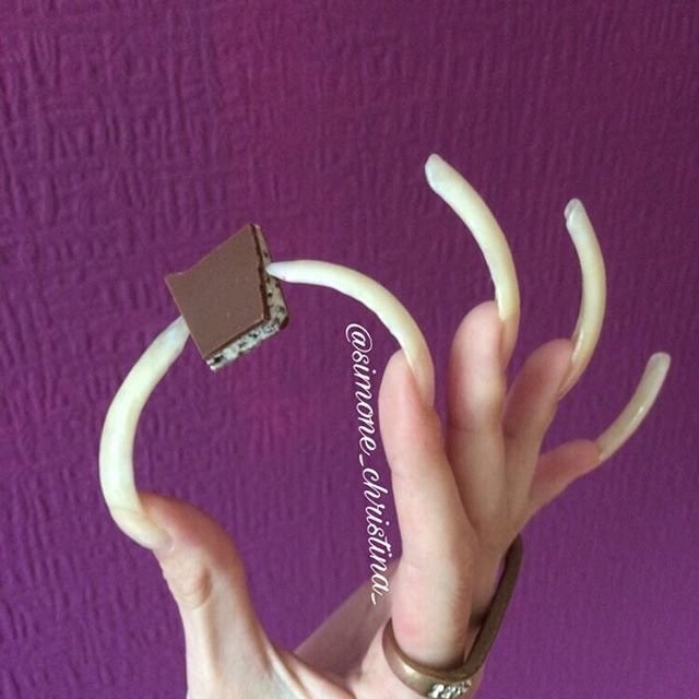 16-летняя студентка Симона Тейлор уже четыре года не стрижет ногти 16-летняя студентка Симона Тейлор уже четыре года не стрижет ногти