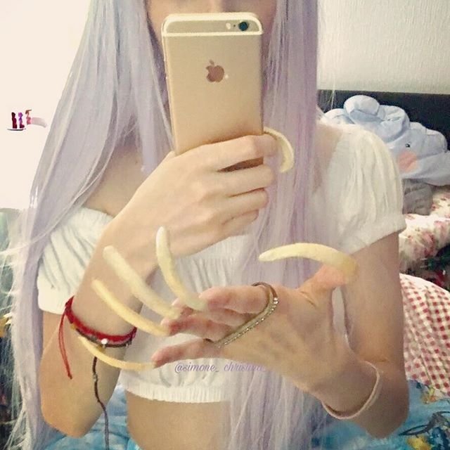 16-летняя студентка Симона Тейлор уже четыре года не стрижет ногти 16-летняя студентка Симона Тейлор уже четыре года не стрижет ногти