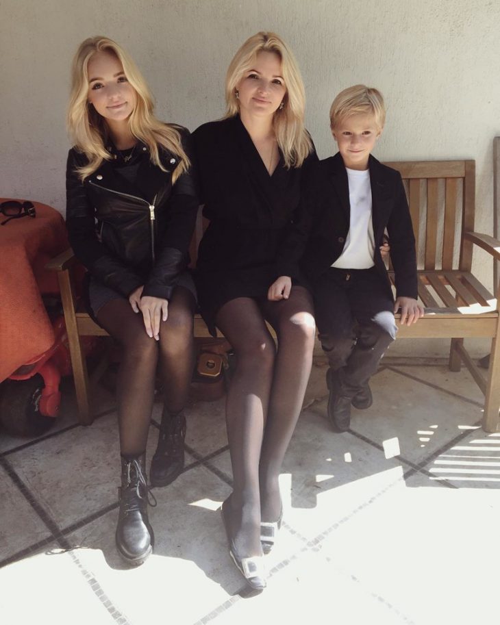 Вы не поверите, кем эти девчонки приходятся друг другу! Вы не поверите, кем эти девчонки приходятся друг другу!