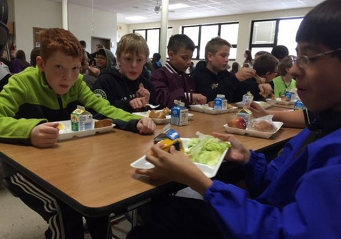 Школьники помогли своему сверстнику, над которым насмехались одноклассники