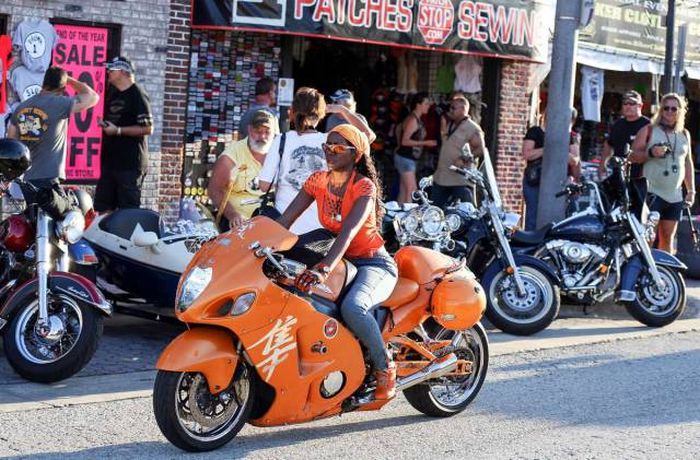 Девушки, которые любят мотоциклы