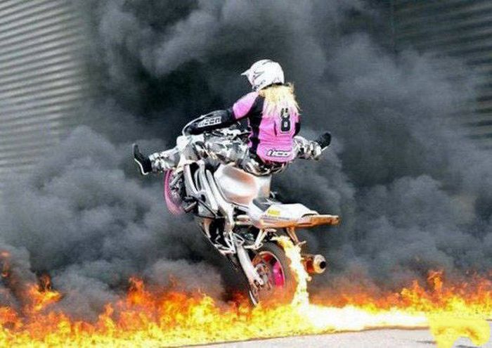 Девушки, которые любят мотоциклы