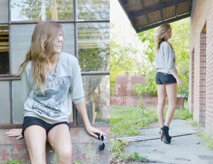 Девушки в джинсовых шортиках