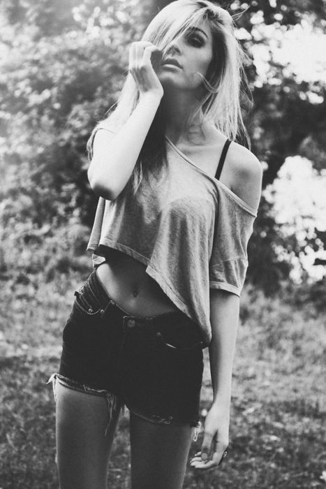 Девушки в джинсовых шортиках