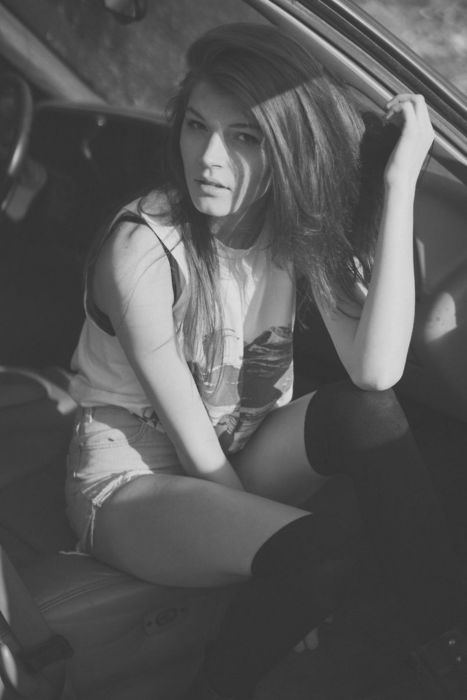 Девушки в джинсовых шортиках