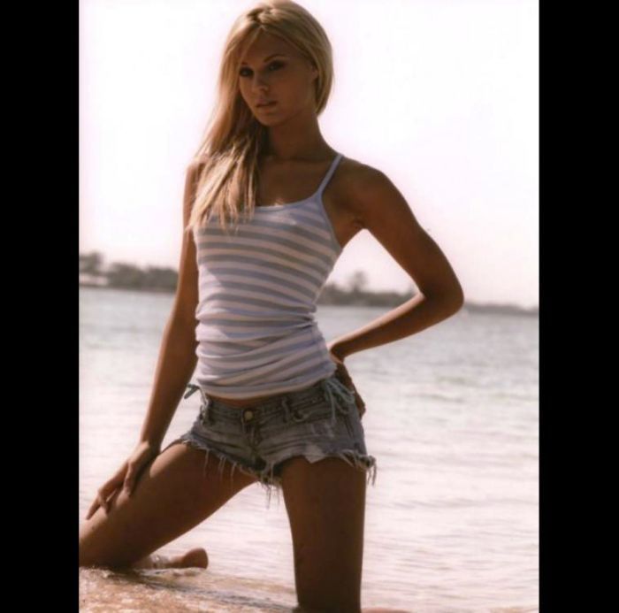 Девушки в джинсовых шортиках