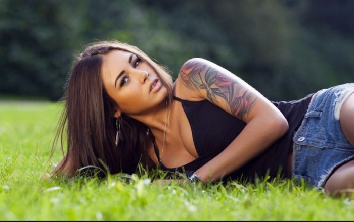 Девушки в джинсовых шортиках