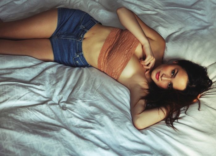 Девушки в джинсовых шортиках