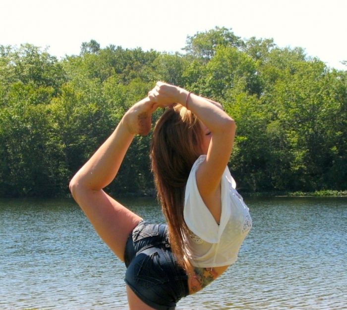 Девушки в джинсовых шортиках