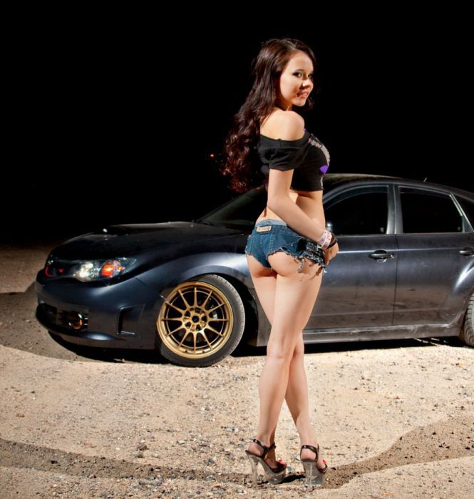 Девушки в джинсовых шортиках