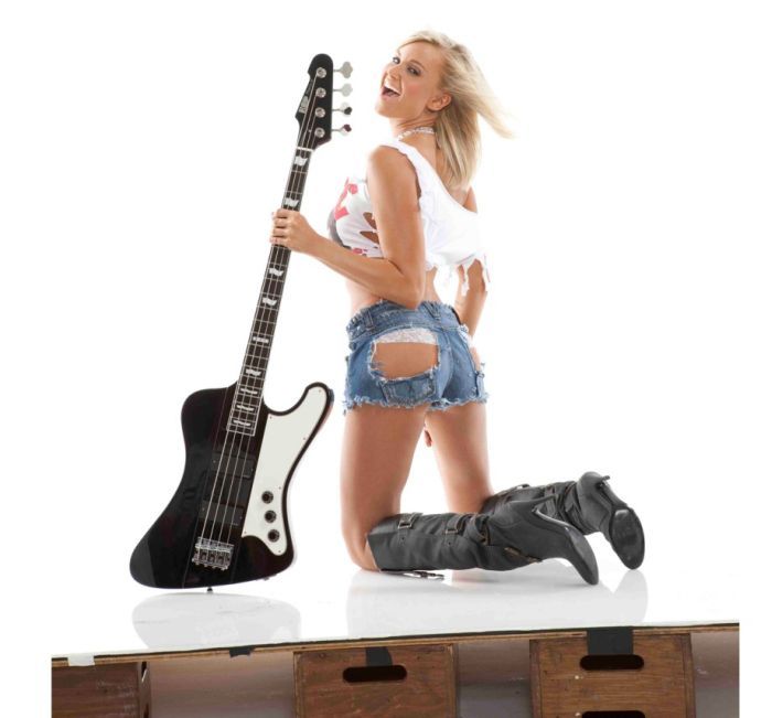 Девушки в джинсовых шортиках